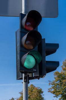 A traffic light with green and red lights